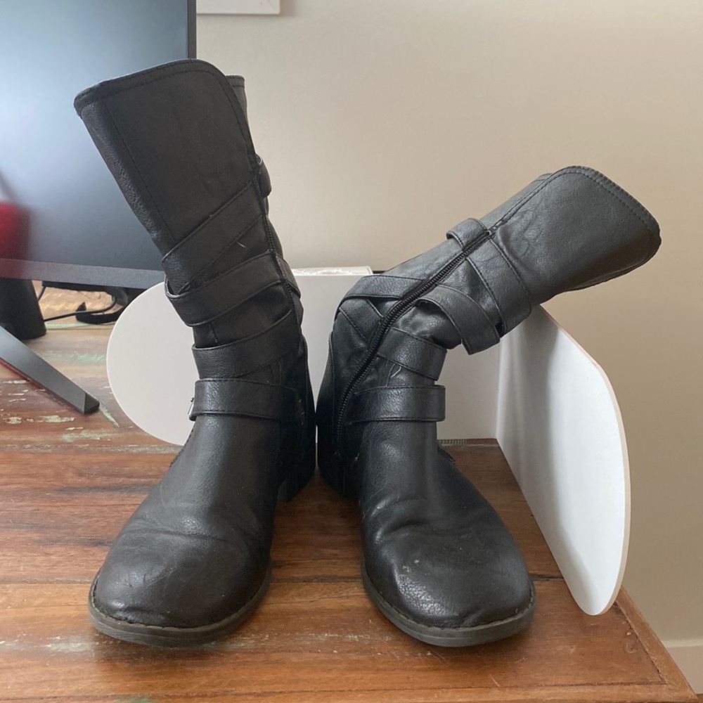 Report black boots. Size 8.5